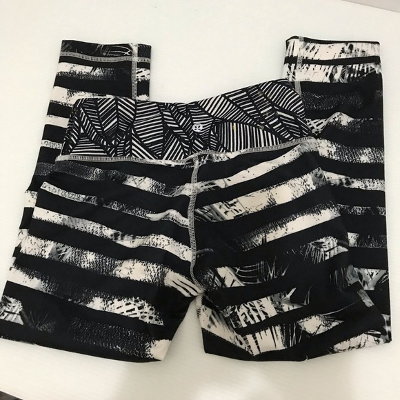 Lululemon Wunder Under Crop II Size 4 - Picture 4 of 7